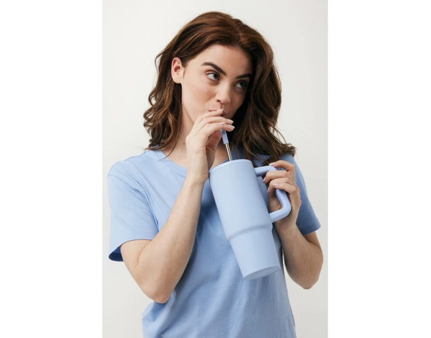 Błękitny kubek termiczny 900 ml z logo, słomką i uchwytem