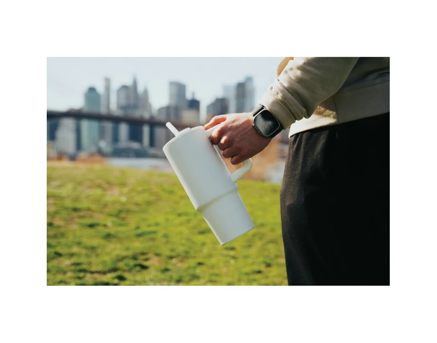 Biały kubek termiczny 900 ml z logo, stal z recyklingu