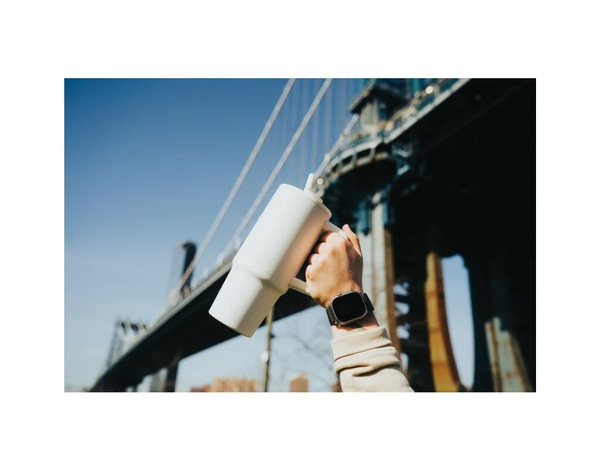 Biały kubek termiczny 900 ml z logo, stal z recyklingu