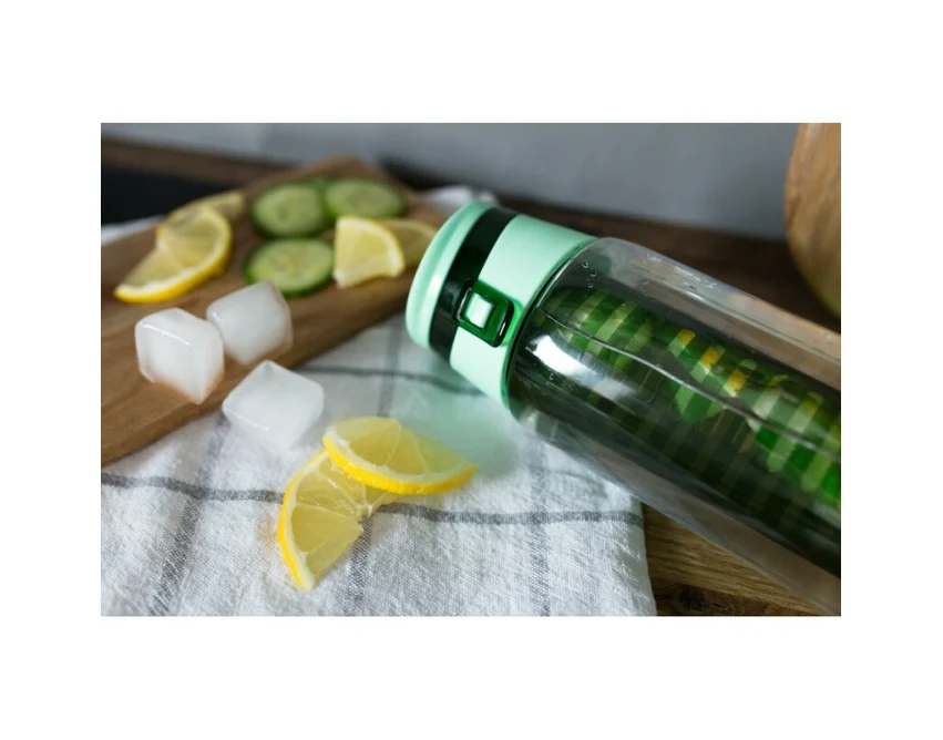 Różowy bidon Lizzie 700 ml z wkładem na owoce i logo