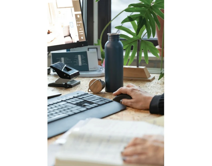 Niebieski bidon stalowy 700 ml z bambusem i nadrukiem UV