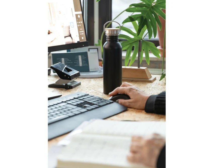 Czarny bidon stalowy 700 ml z nadrukiem UV360 i bambusem