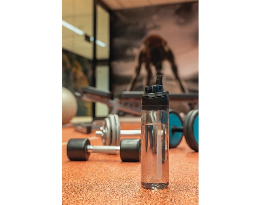 Czarny bidon RPET 800 ml z nadrukiem i słomką