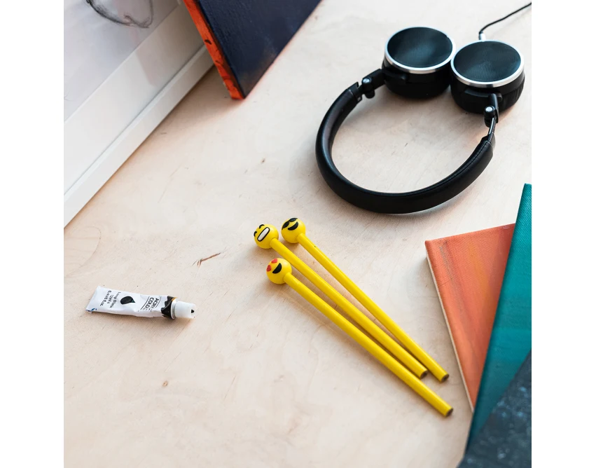 Ołówek Grin żółty z emotikonem serduszka i logo firmy