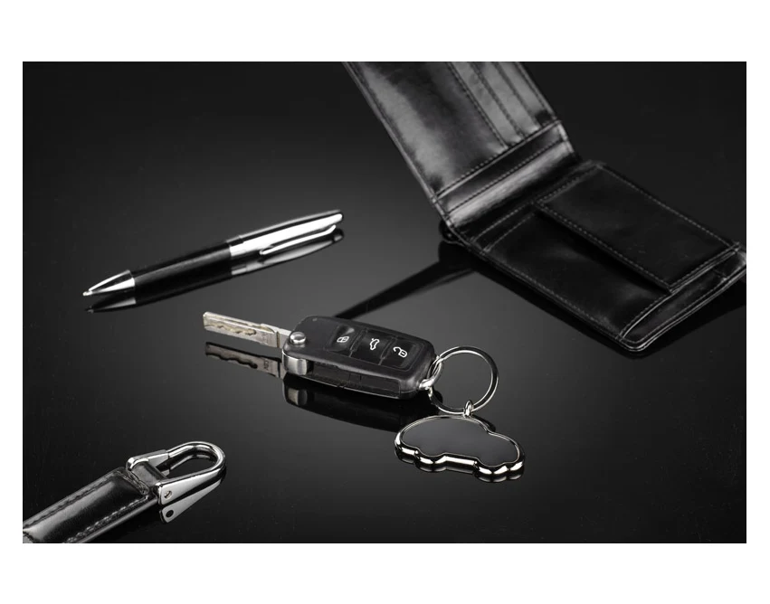 Srebrny metalowy brelok samochodowy MATIS z grawerem logo