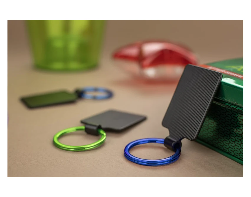 Brelok metalowy niebieski z grawerem logo COLORS