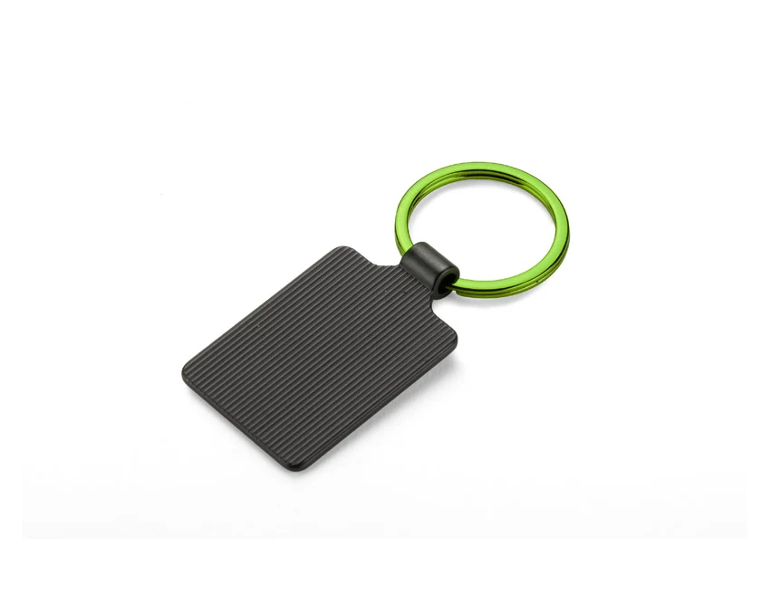 Zielony brelok metalowy z grawerem logo dla firm