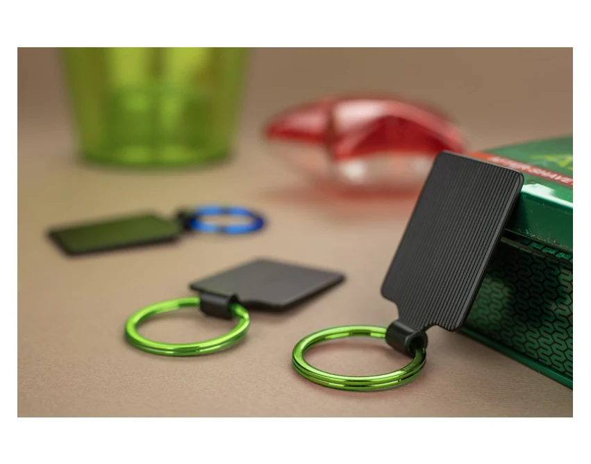 Zielony brelok metalowy z grawerem logo dla firm