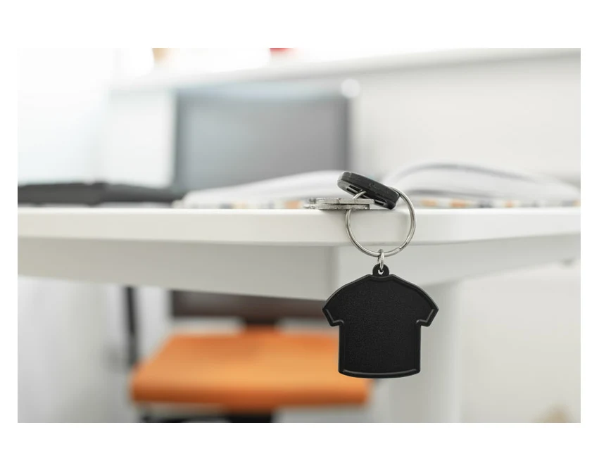 Czarny metalowy brelok koszulka piłkarska NUZO z logo