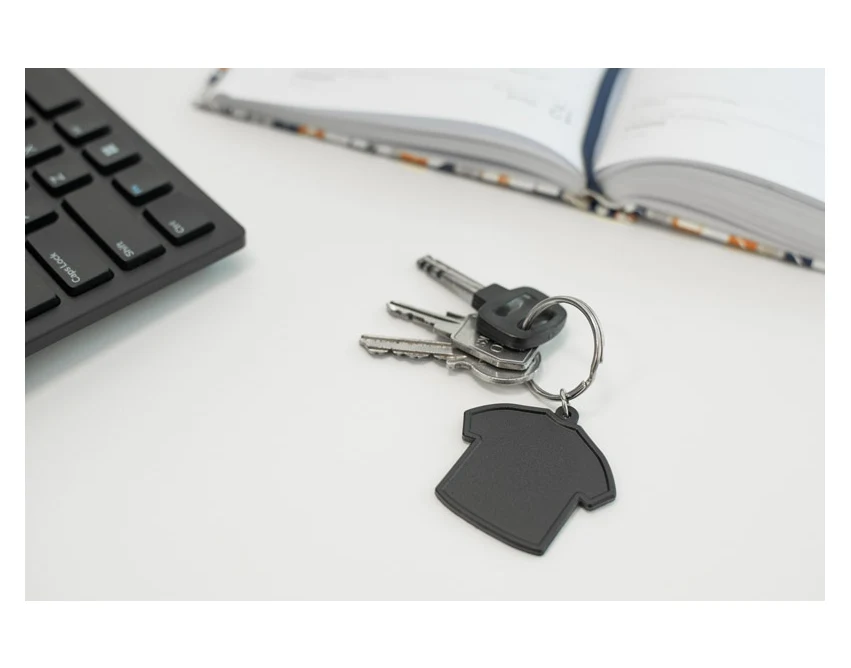 Czarny metalowy brelok koszulka piłkarska NUZO z logo