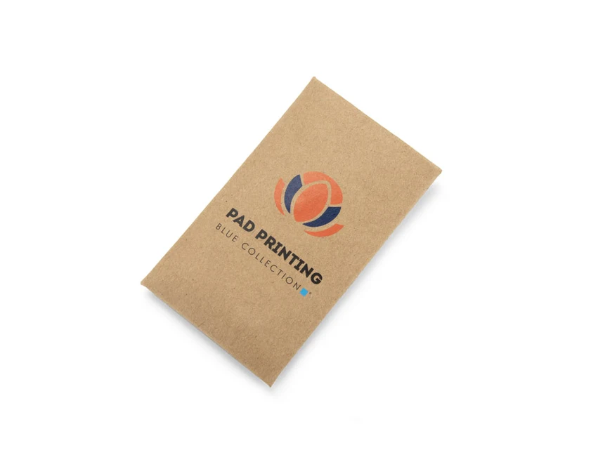 Brelok domek CARVE z bambusa – biały z logo firmy