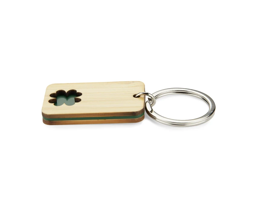 Bambusowy breloczek z grawerem CARVE – zielona koniczyna