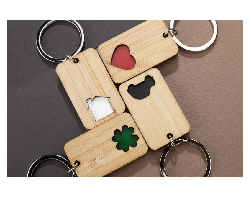 Bambusowy breloczek z grawerem CARVE – zielona koniczyna