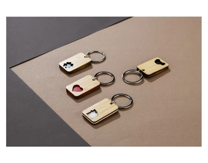 Bambusowy breloczek z grawerem CARVE – zielona koniczyna