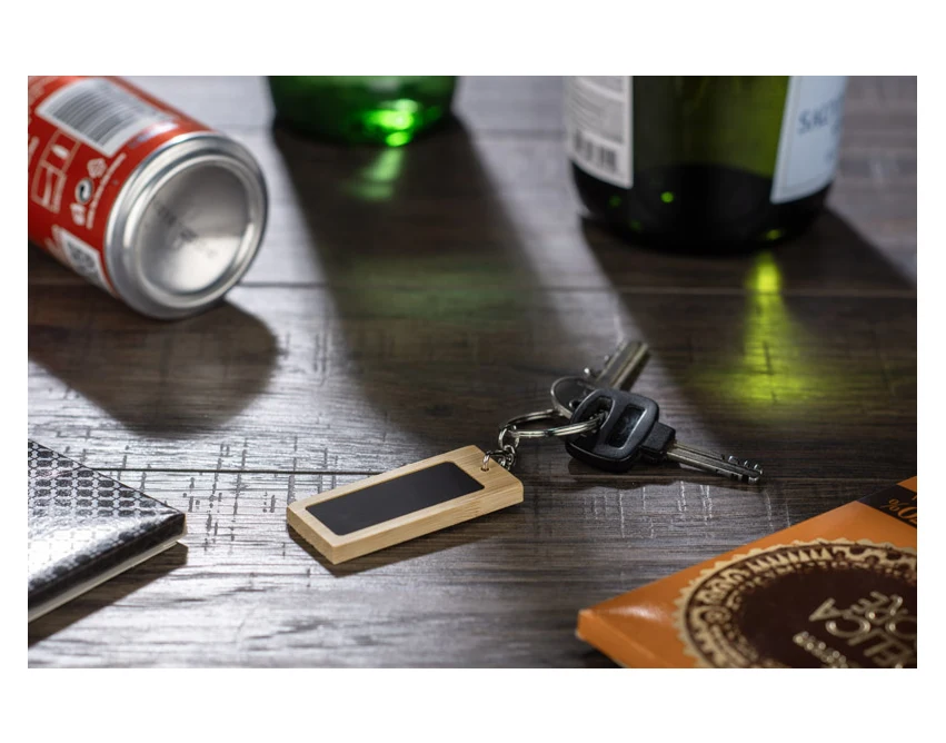 Brelok bambusowy ERO z czarnym polem i grawerem logo