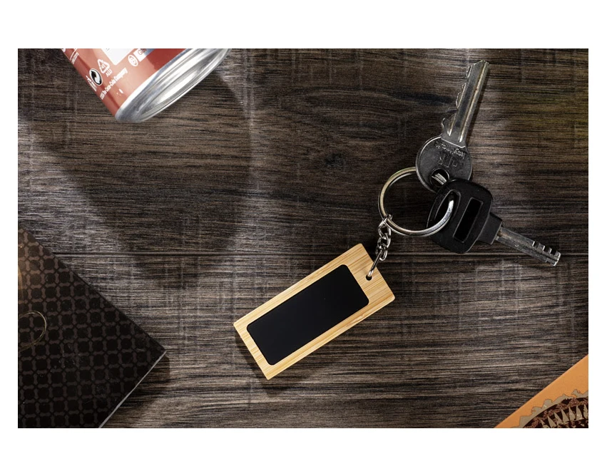 Brelok bambusowy ERO z czarnym polem i grawerem logo