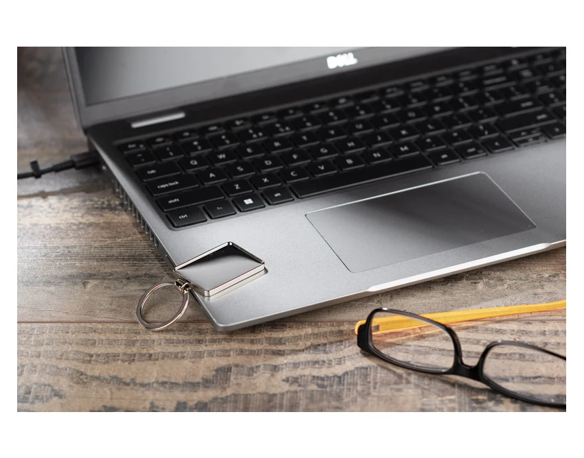 Srebrny brelok MOTI z grawerem logo – metalowy upominek