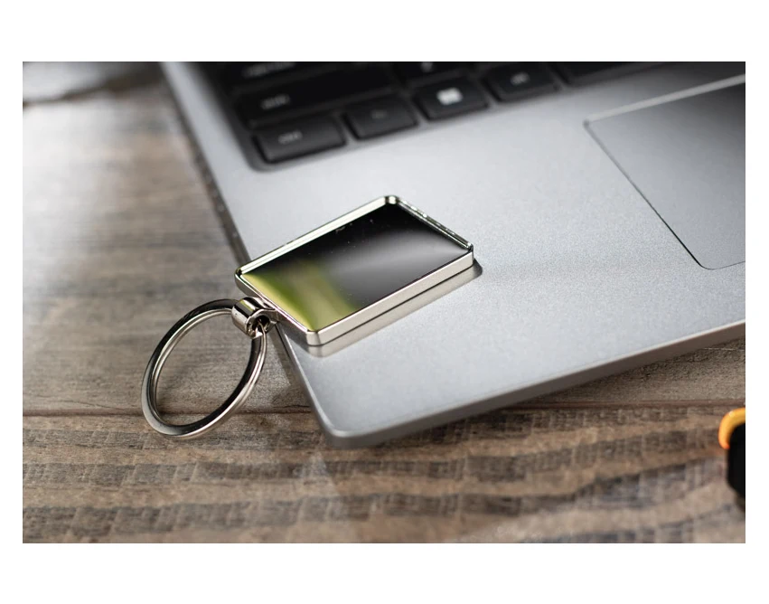 Srebrny brelok MOTI z grawerem logo – metalowy upominek