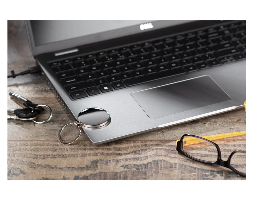 Srebrny brelok DOMIO metalowy z grawerem logo 3D