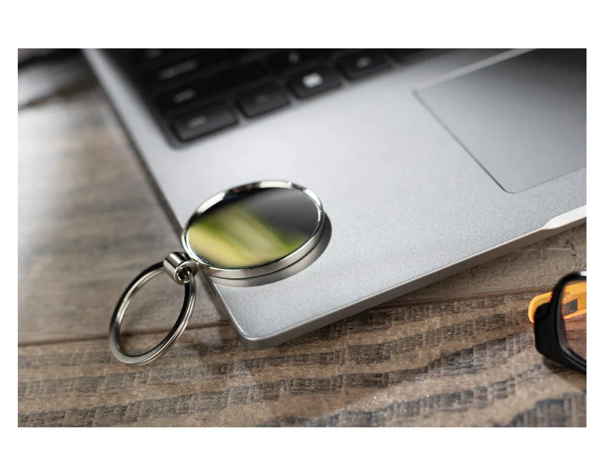 Srebrny brelok DOMIO metalowy z grawerem logo 3D