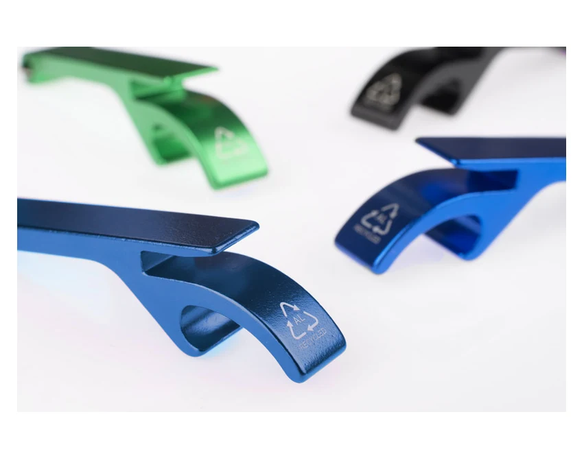 Niebieski brelok rALI z recyklingowanego aluminium i otwieraczem