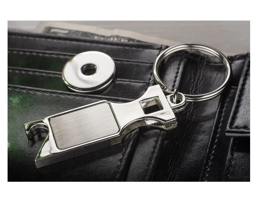 Srebrny metalowy brelok SPRITI z żetonem i otwieraczem