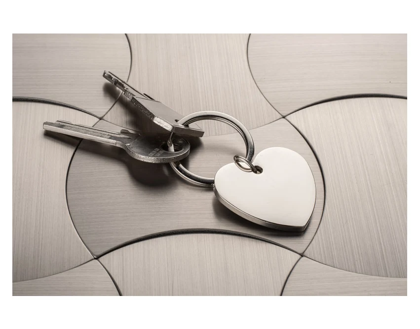 Srebrny brelok serce AMORO z logo firmy – metal, grawer