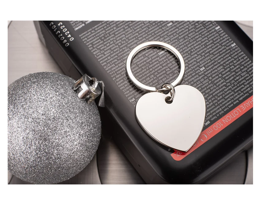 Srebrny brelok serce AMORO z logo firmy – metal, grawer