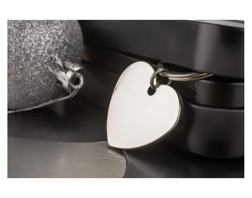 Srebrny brelok serce AMORO z logo firmy – metal, grawer