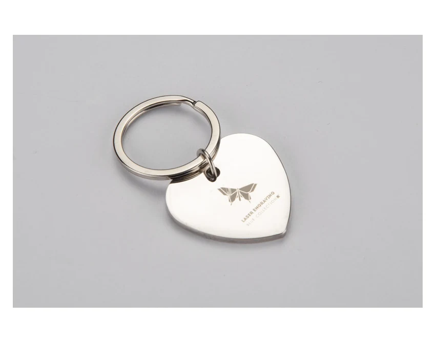 Srebrny brelok serce AMORO z logo firmy – metal, grawer