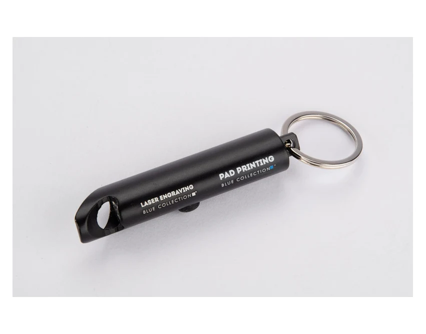 Czarny brelok z latarką i otwieraczem z recyklingu z logo