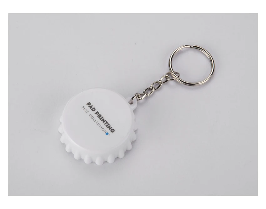 Biały brelok otwieracz KAPSI z logo – upominek firmowy