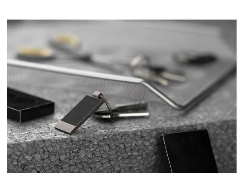 Brelok PORTE grafitowy metalowy z poliuretanem i logo