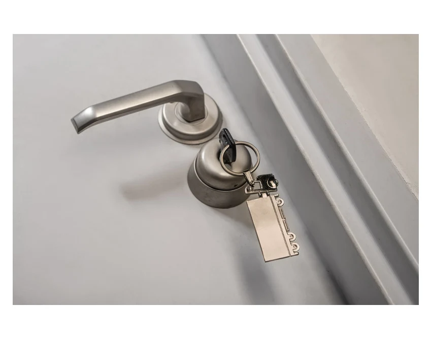 Grafitowy metalowy brelok TIR z grawerem logo – LORRY