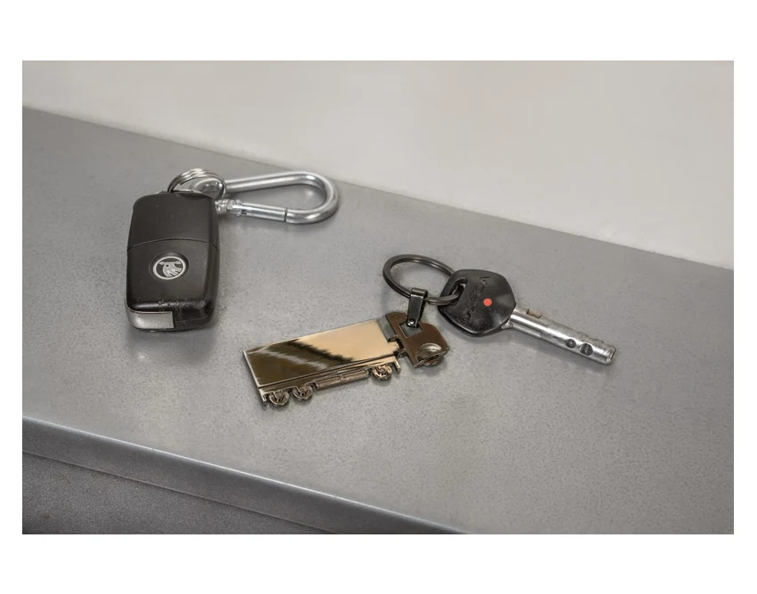 Grafitowy metalowy brelok TIR z grawerem logo – LORRY