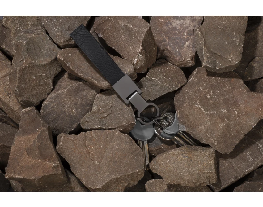 Brelok DERI czarny metalowo-skórzany z logo firmy