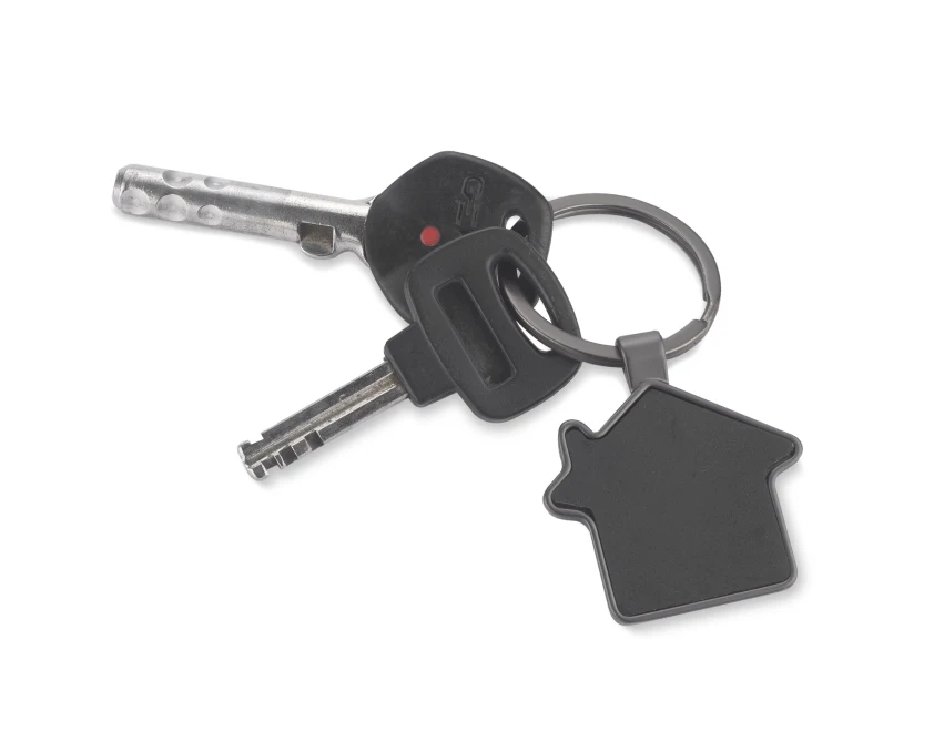 Czarny metalowy brelok domek Casado z grawerem logo