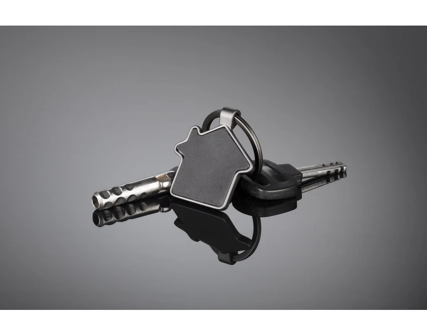 Czarny metalowy brelok domek Casado z grawerem logo