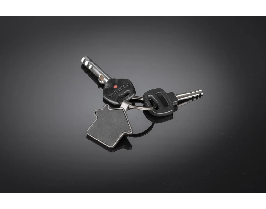 Czarny metalowy brelok domek Casado z grawerem logo