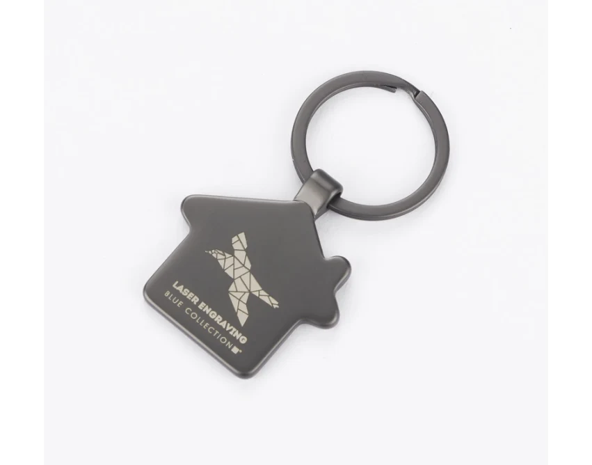 Czarny metalowy brelok domek Casado z grawerem logo