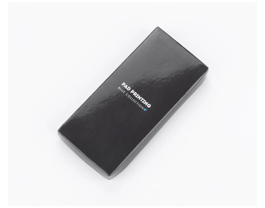 Czarny metalowy brelok domek Casado z grawerem logo