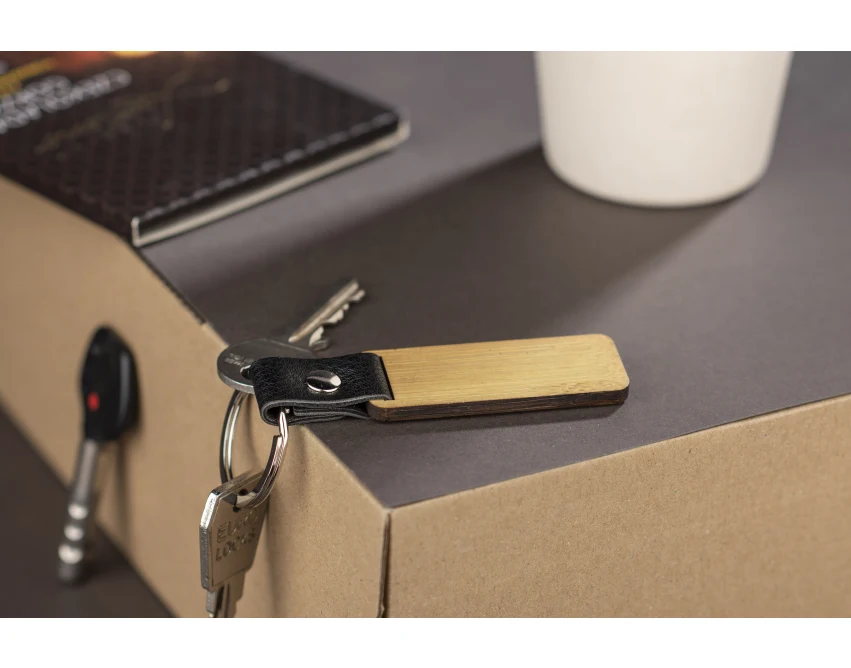 Drewniany brelok HOLZ z bambusa z grawerem i logo firmy