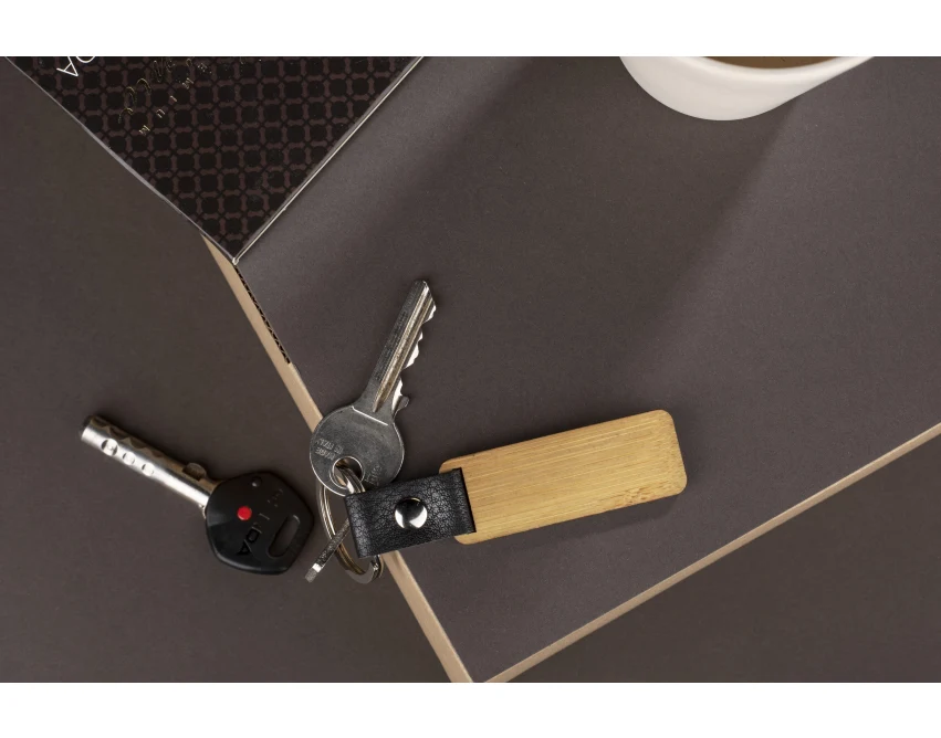 Drewniany brelok HOLZ z bambusa z grawerem i logo firmy