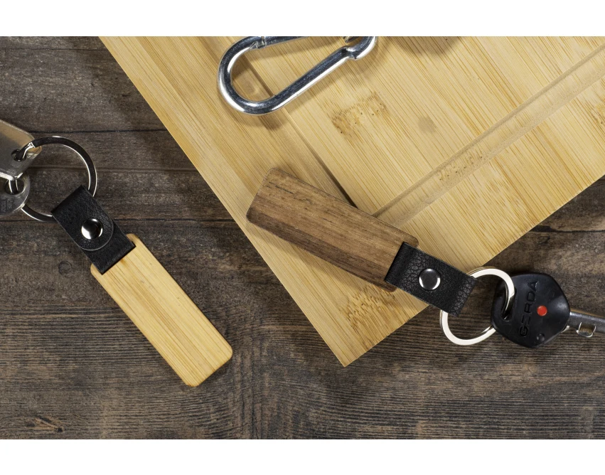 Drewniany brelok HOLZ z bambusa z grawerem i logo firmy