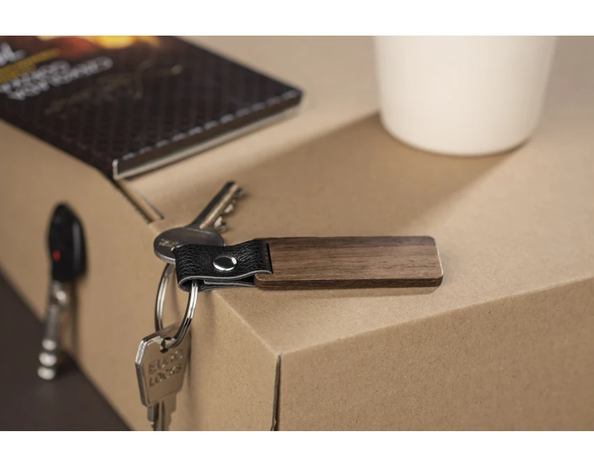 Brelok orzechowy z grawerem i czarnym paskiem biznesowy