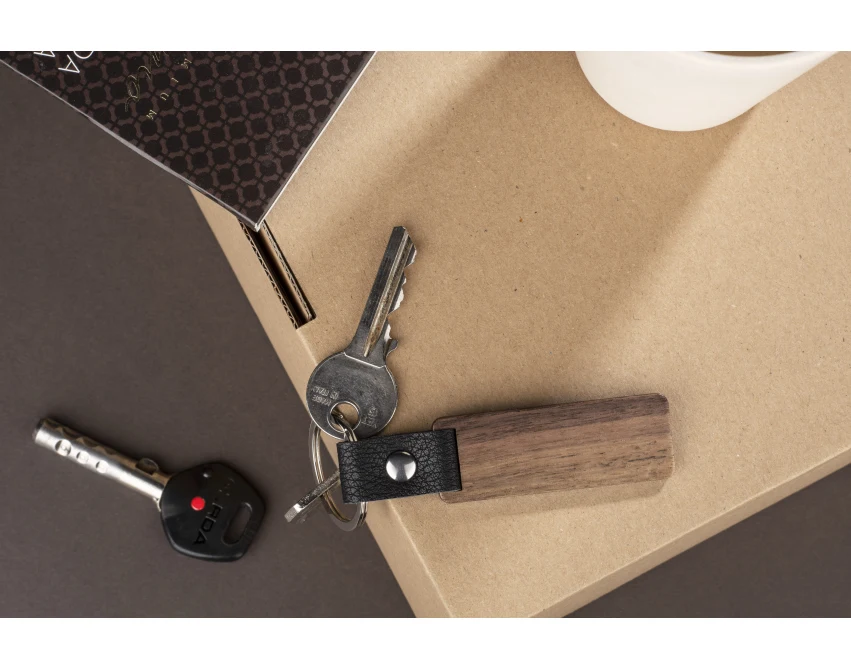 Brelok orzechowy z grawerem i czarnym paskiem biznesowy