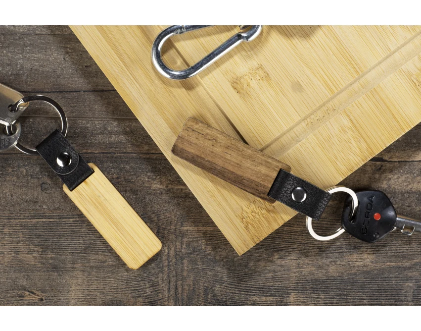 Brelok orzechowy z grawerem i czarnym paskiem biznesowy