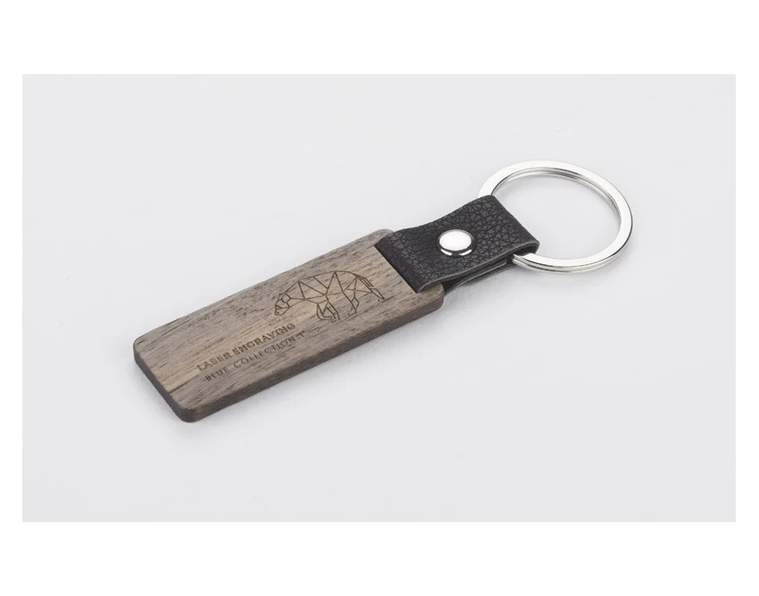 Brelok orzechowy z grawerem i czarnym paskiem biznesowy