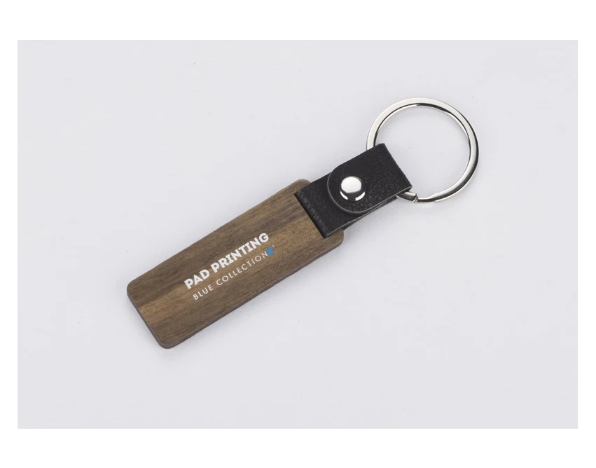 Brelok orzechowy z grawerem i czarnym paskiem biznesowy