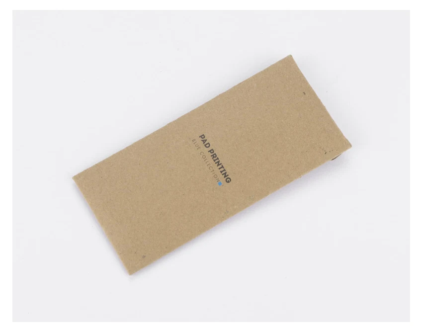 Brelok orzechowy z grawerem i czarnym paskiem biznesowy